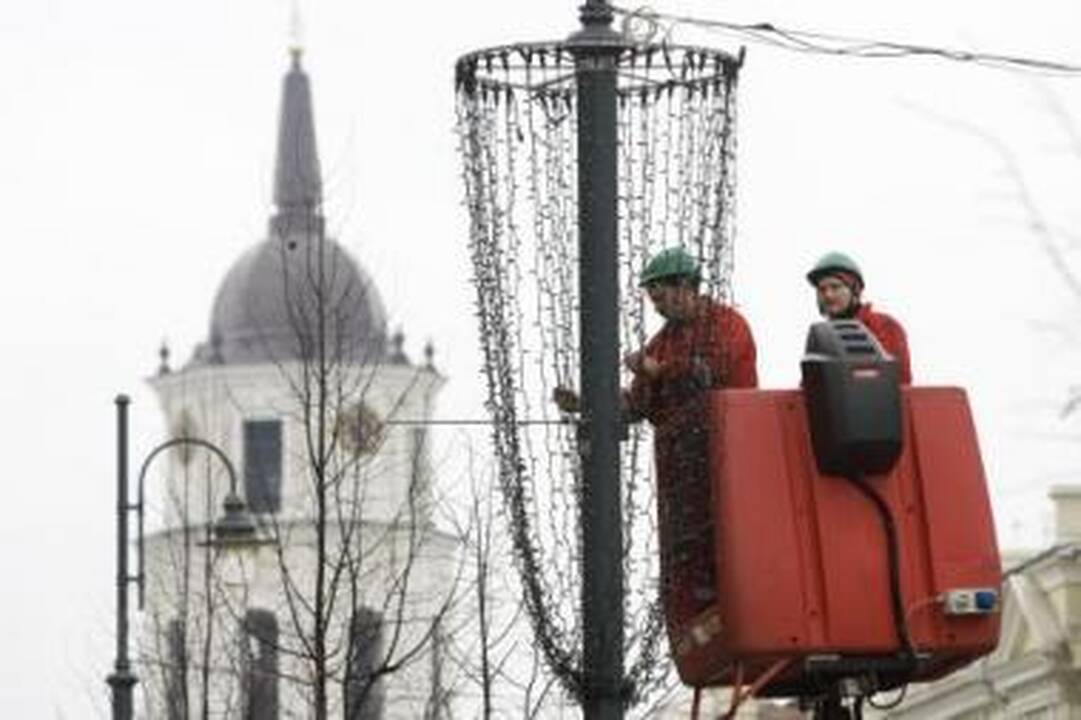 Naftalinas: Gedimino prospekte kabės vilniečiams jau matyti papuošimai.