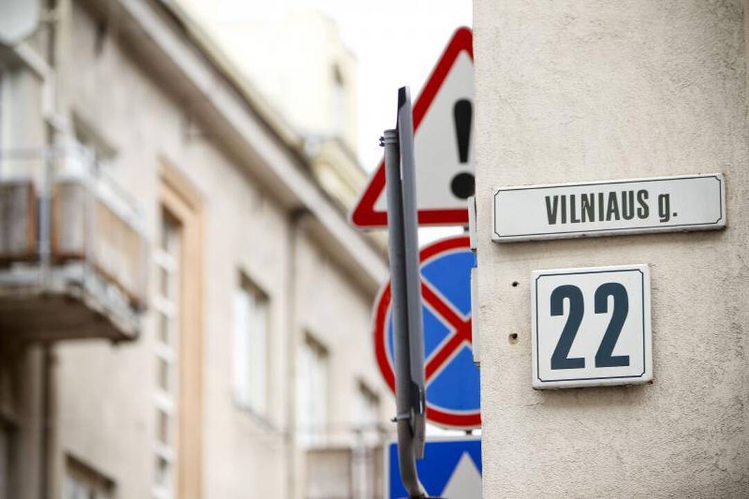 Gatvių pavadinimų lenteles teks kabinti ant specialių stulpų