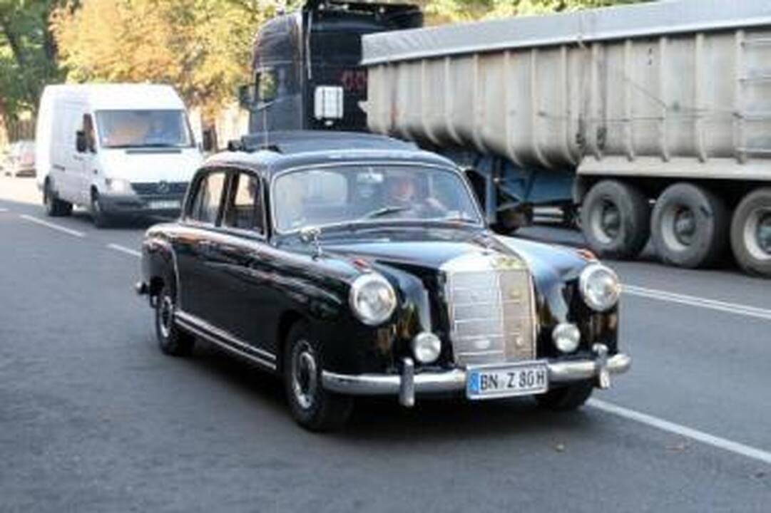Atsisveikino: senovinių automobilių kolona antradienio rytą pajudėjo iš Klaipėdos.