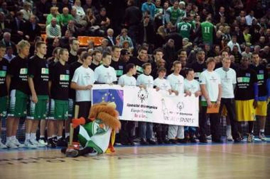 Susitikimas: tarp "Žalgirio" ir "Maccabi Electra" rungtynių žiūrovų buvo ir "Special Olympics" projekto dalyviai.