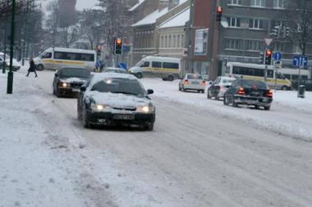 Pavojus: vakar gatvės buvo padengtos storu sniego sluoksniu, per kurį nebuvo matyti nei skiriamųjų juostų, nei pėsčiųjų perėjų.