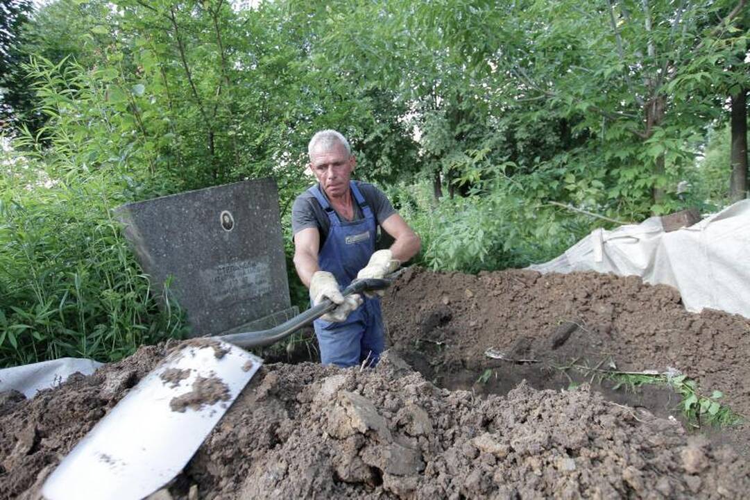 Prie kapo duobės klaipėdietei – šantažas dėl kūno?