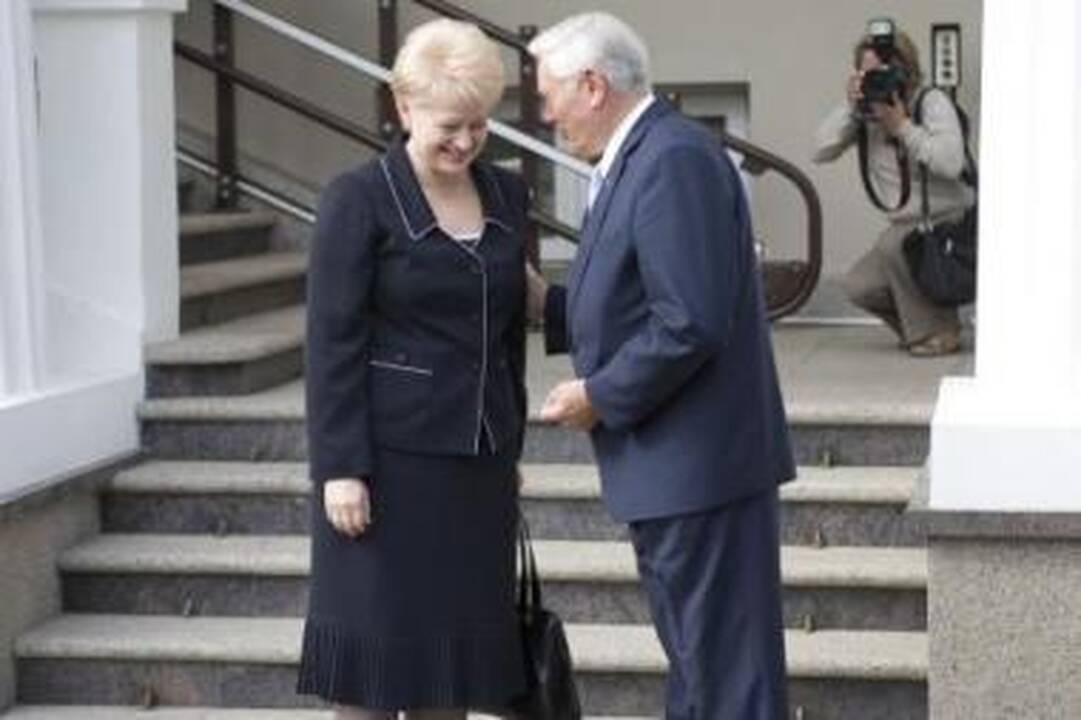 Pagarba: V.Adamkus D.Grybauskaitę pasitiko lauke – kaip itin aukštą užsienio svečią.