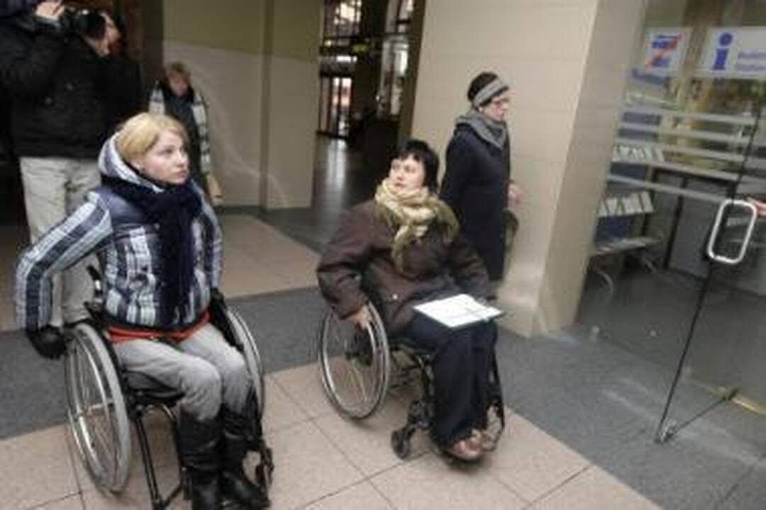 Neįgaliesiems stotyje – vienos kliūtys