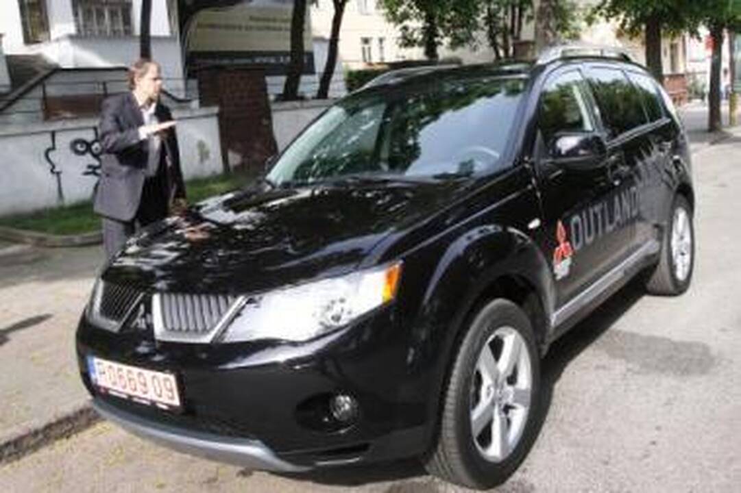 Pasitenkinimas: naujame automobilyje Dariui ypač patinka tai, kad pavaras galima perjunginėti prie vairo.