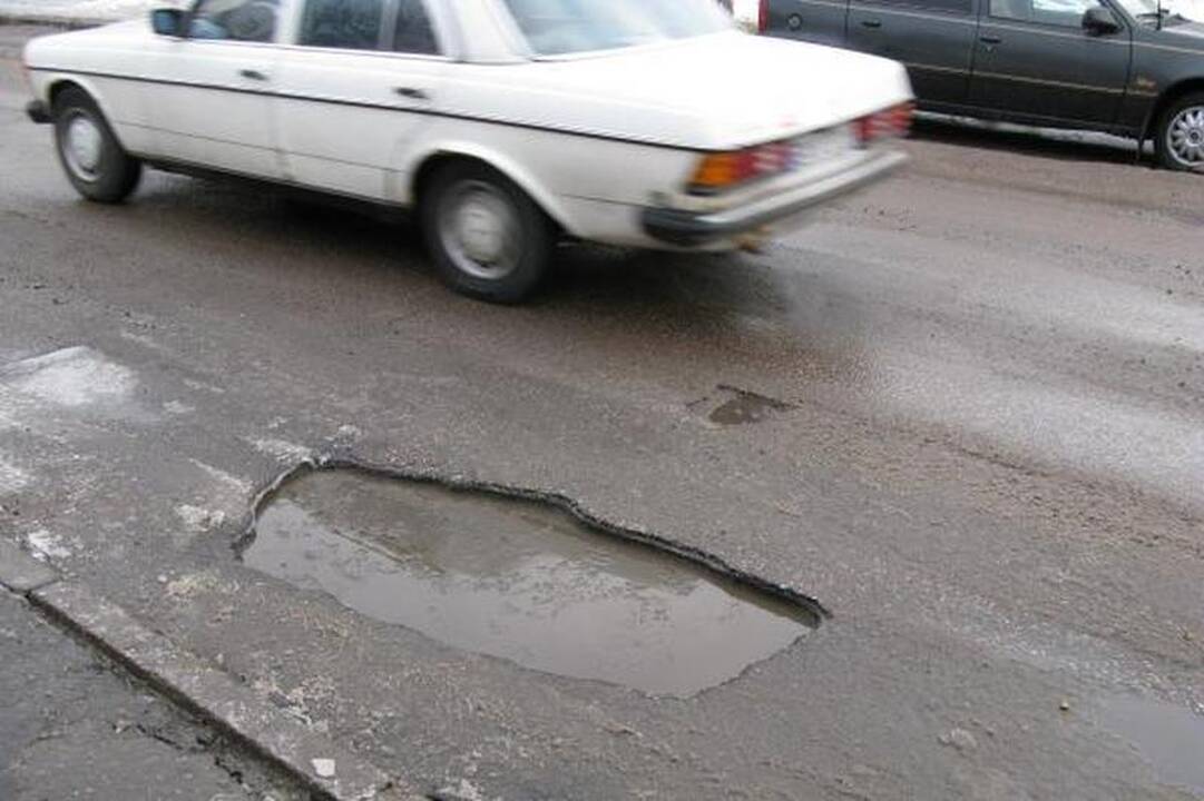 Vairuotojams nuostolius neša duobėtos Klaipėdos gatvės   
