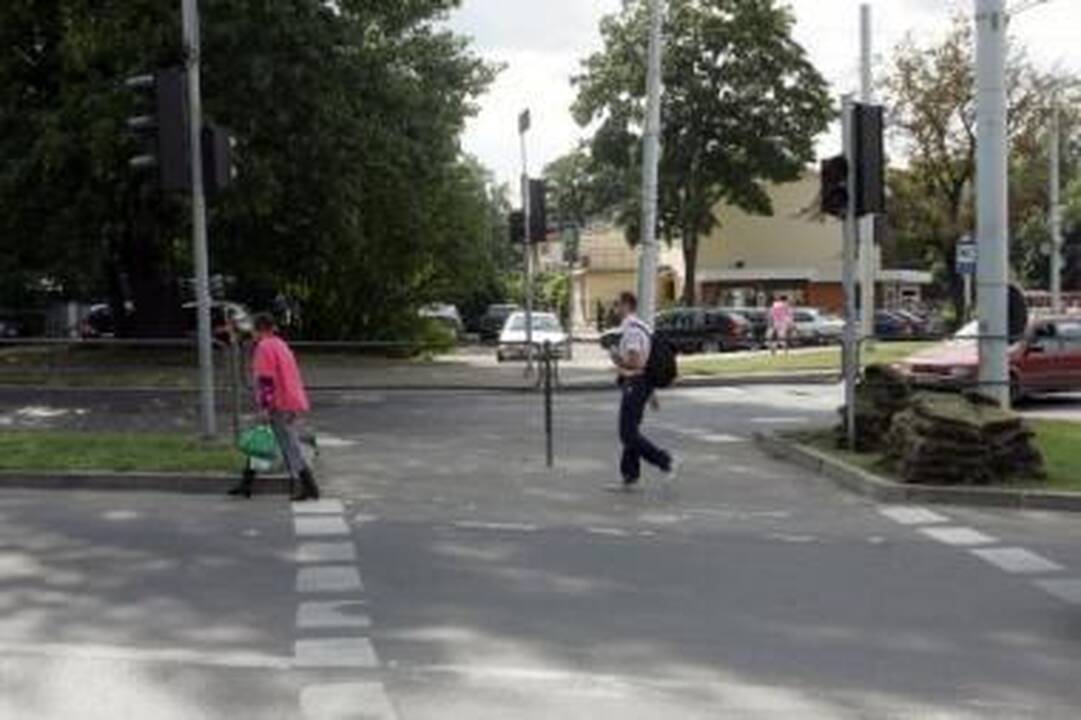 Nepaiso: užuot paėję iki tolesnės perėjos, pėstieji eina viduriu gatvės.