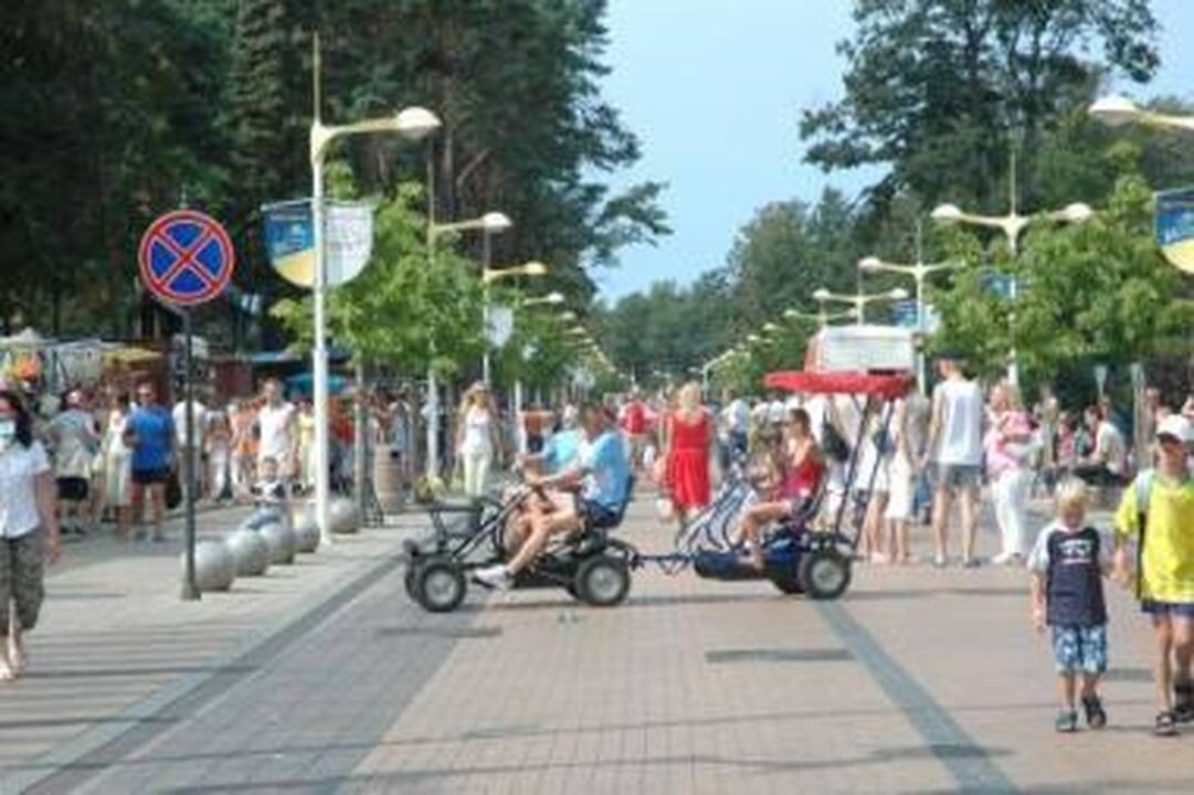 Absurdas: karščių bei smogo iškamuoti rusai atostogauti Palangoje nori kiek įmanoma ilgiau, tačiau jiems to padaryti neleidžia Migracijos departamentas, kuris nepratęsia vizų.