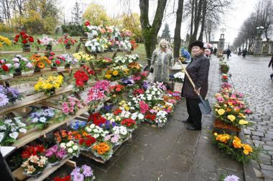 Gyvieji Vėlinėms litų negaili