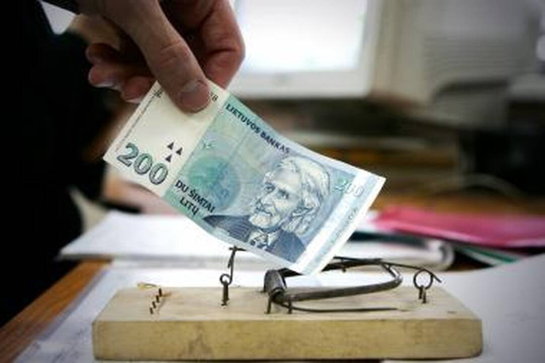 Akibrokštas: kai kurie lietuviai nesitikėjo, jog netekę būsto vėliau jie liks dar ir nemenkas pinigų sumas skolingi banko paskolas apdraudusiai bendrovei.