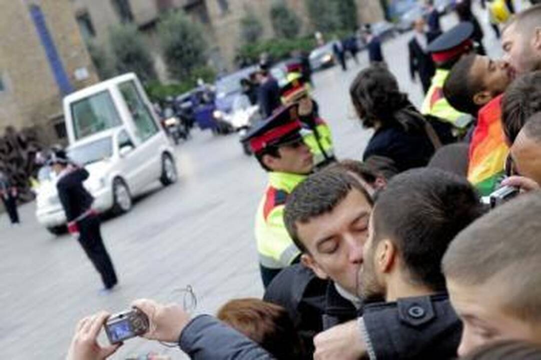 Reakcija: bučinių proteste, kuris vyko popiežiaus kelyje, dalyvavo keli šimtai gėjų ir lesbiečių.