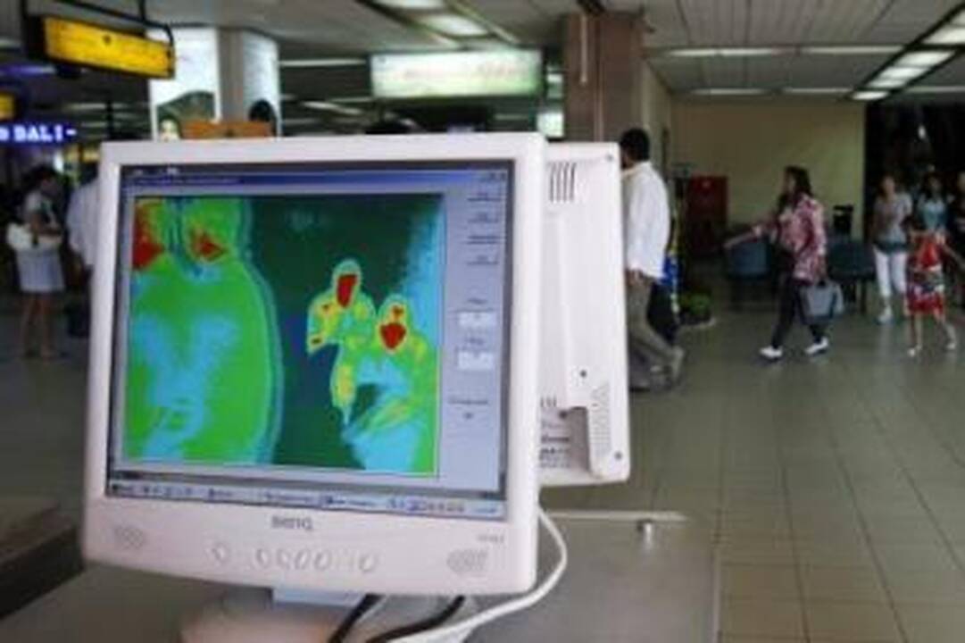 Priemonė: Indonezijos oro uostų pareigūnai stebi visų atvykstančių asmenų kūno temperatūrą.