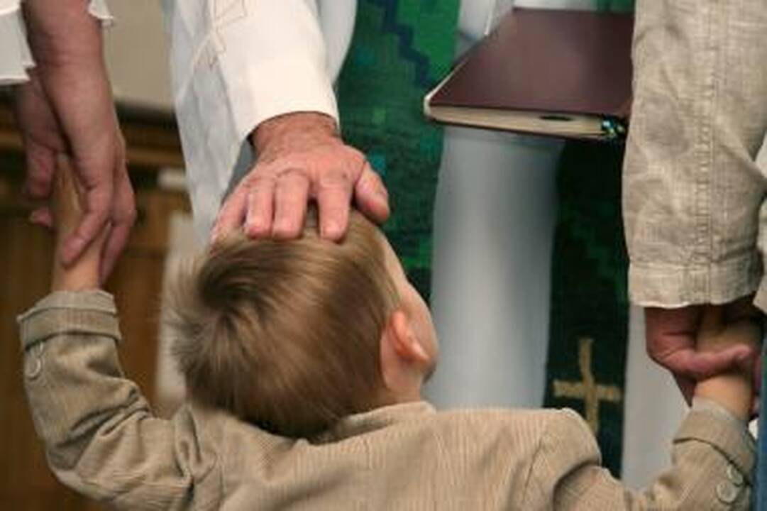 Tvarka: jeigu vaikui nėra septynerių, kunigai jį dar sutinka krikštyti. Vyresniems tenka lankyti net devynis mėnesius trunkančius katechezės kursus.