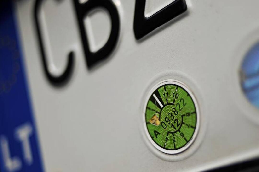 Kodėl Kaune nuo automobilių dingsta techninės apžiūros lipdukai?