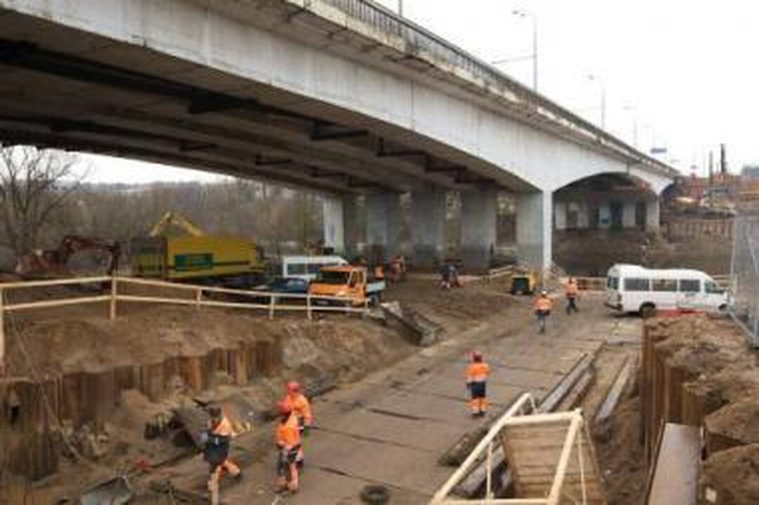 Neatlikus tilto stiprinimo darbų per artimiausius tris keturis mėnesius, rudenį, atšalus orams, galima prognozuoti tilto griūtį.