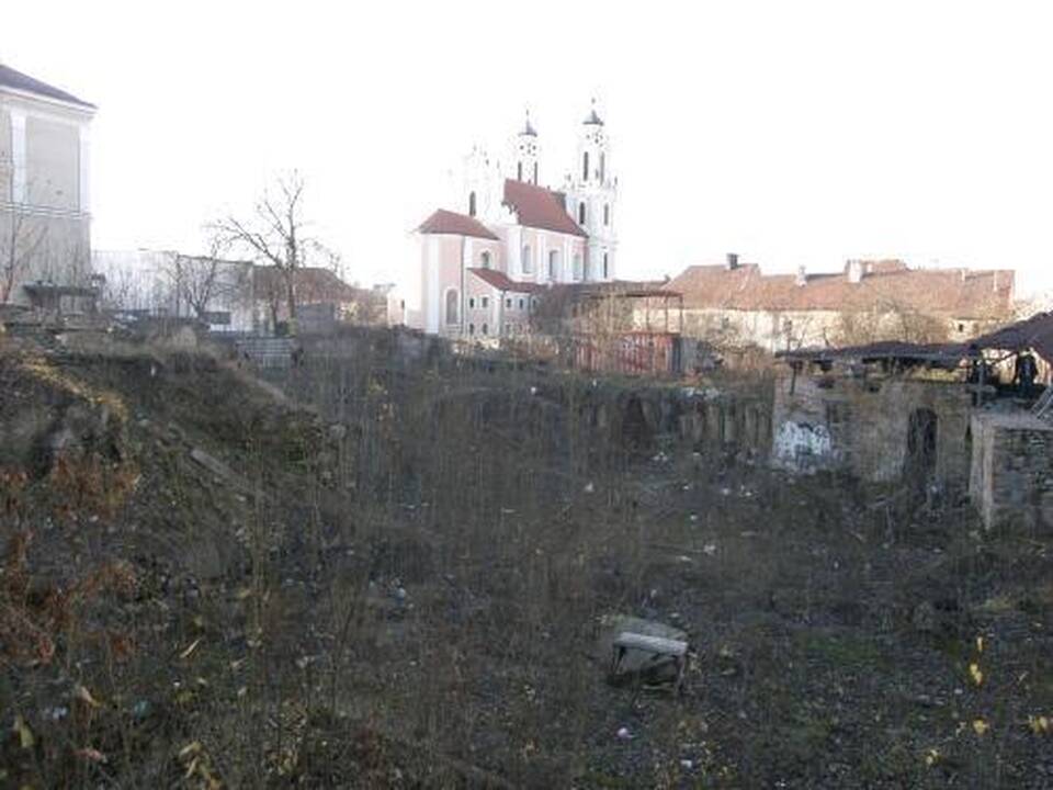 Šalia gimnazijos – bomžų pašiūrė