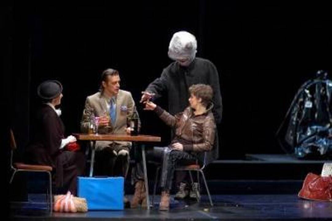 Pozicija: D.Svobonas (antras iš kairės) viliasi, kad TV serialo personažas neužgoš Vito iš "Ruzvelto aikštės" ir kitų jo sukurtų teatro vaidmenų.