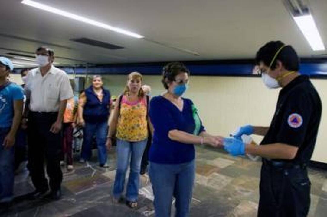 Priemonės: į Meksikos sostinės metro dabar galima patekti tik dezinfekavus rankas.