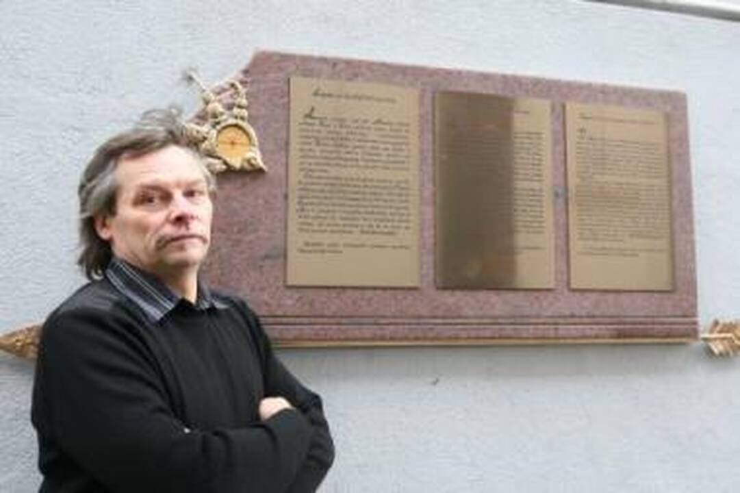 Pažadas: V.Karčiauskas tesėjo žodį – slibino skulptūrą papildė lenta su legenda.