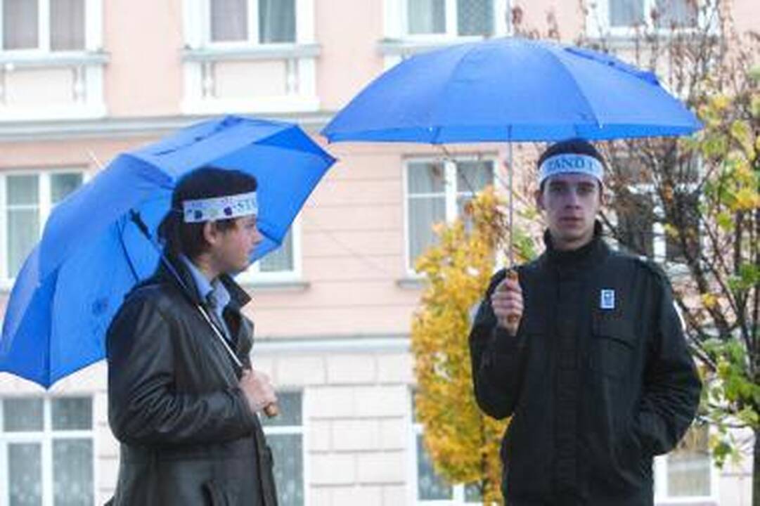 Dainomis prieš skurdą