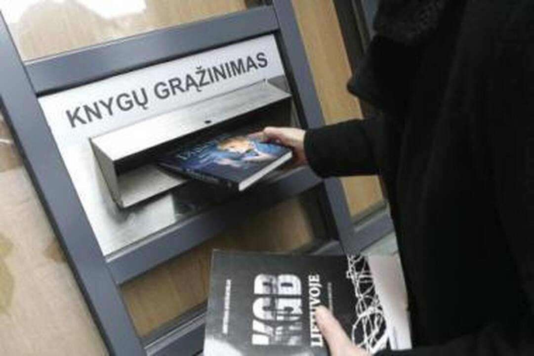 Patogu: vis daugiau skaitytojų grąžina bibliotekai knygas pro šį langelį.