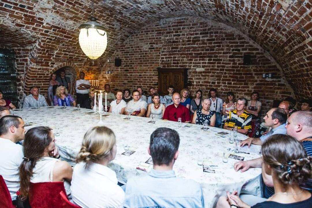 Senamiesčio kavinėse –    Dievo žodis   