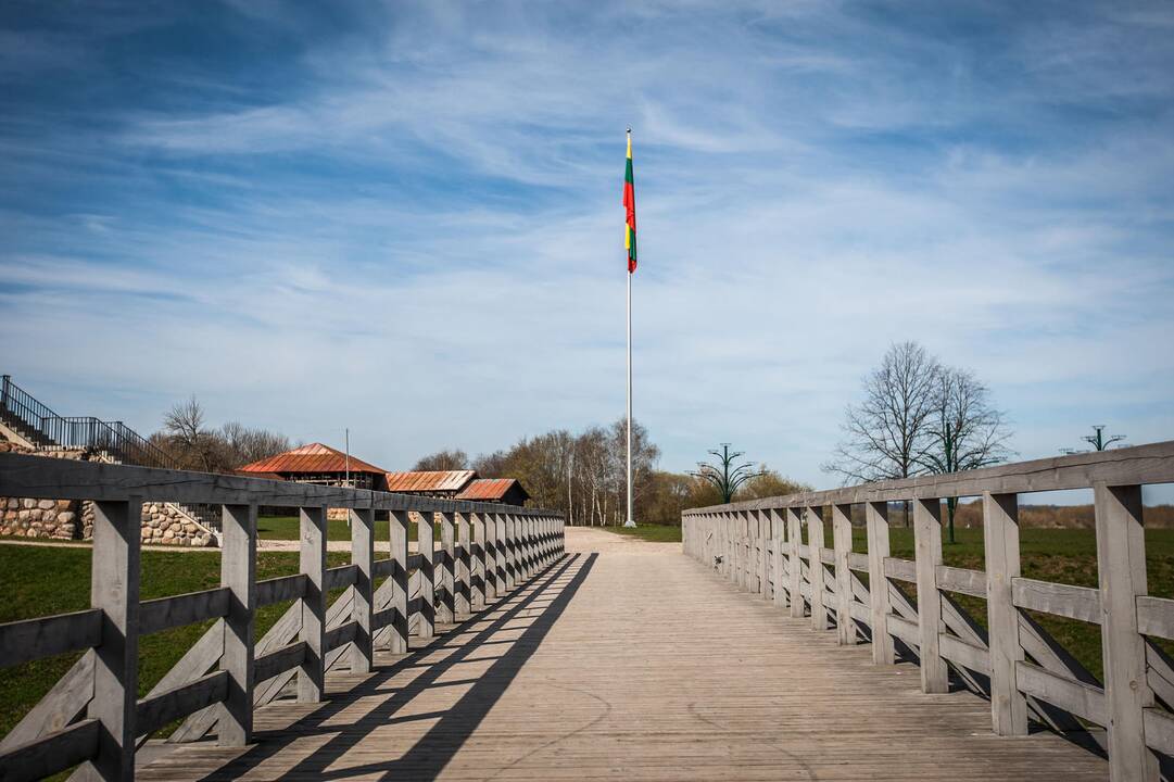 Pakeista suplyšusi vėliava prie Kauno pilies