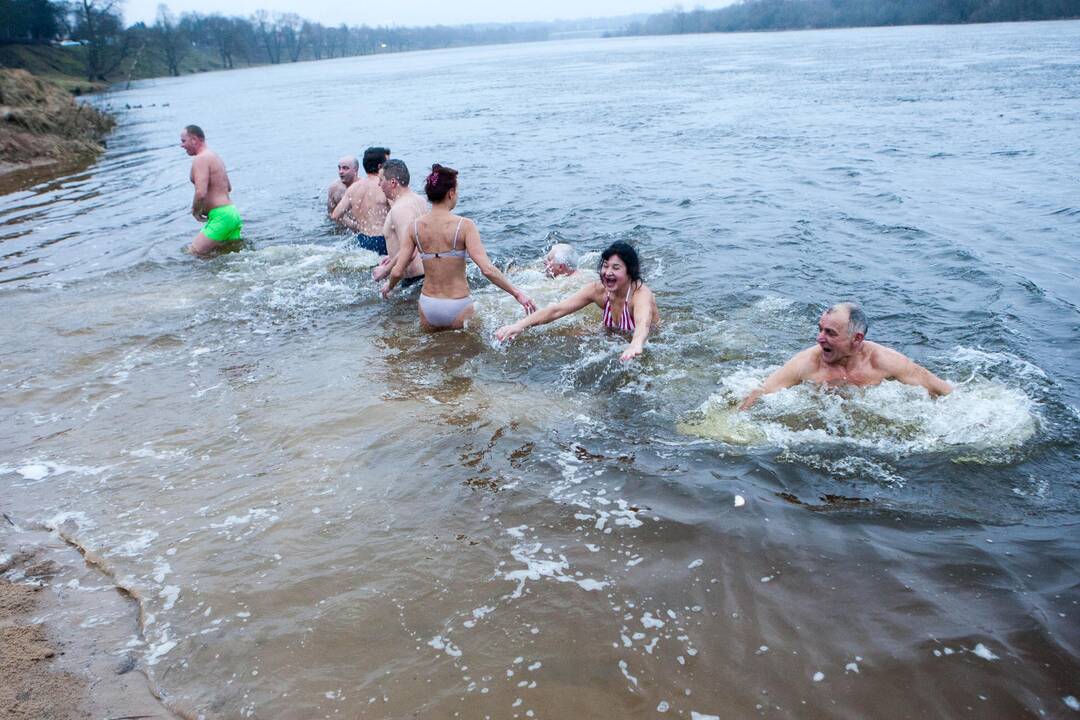 Sveikuoliai metus pradėjo maudynėmis Nemune