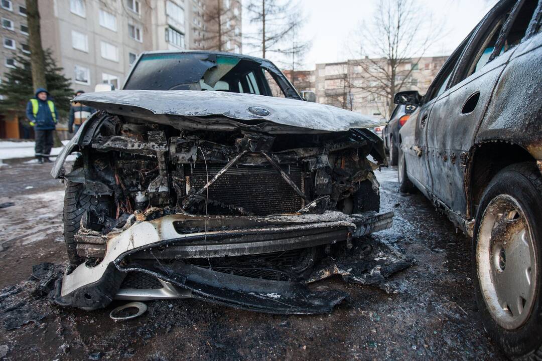 Apdegė du automobiliai V.Landsbergio-Žemkalnio g.