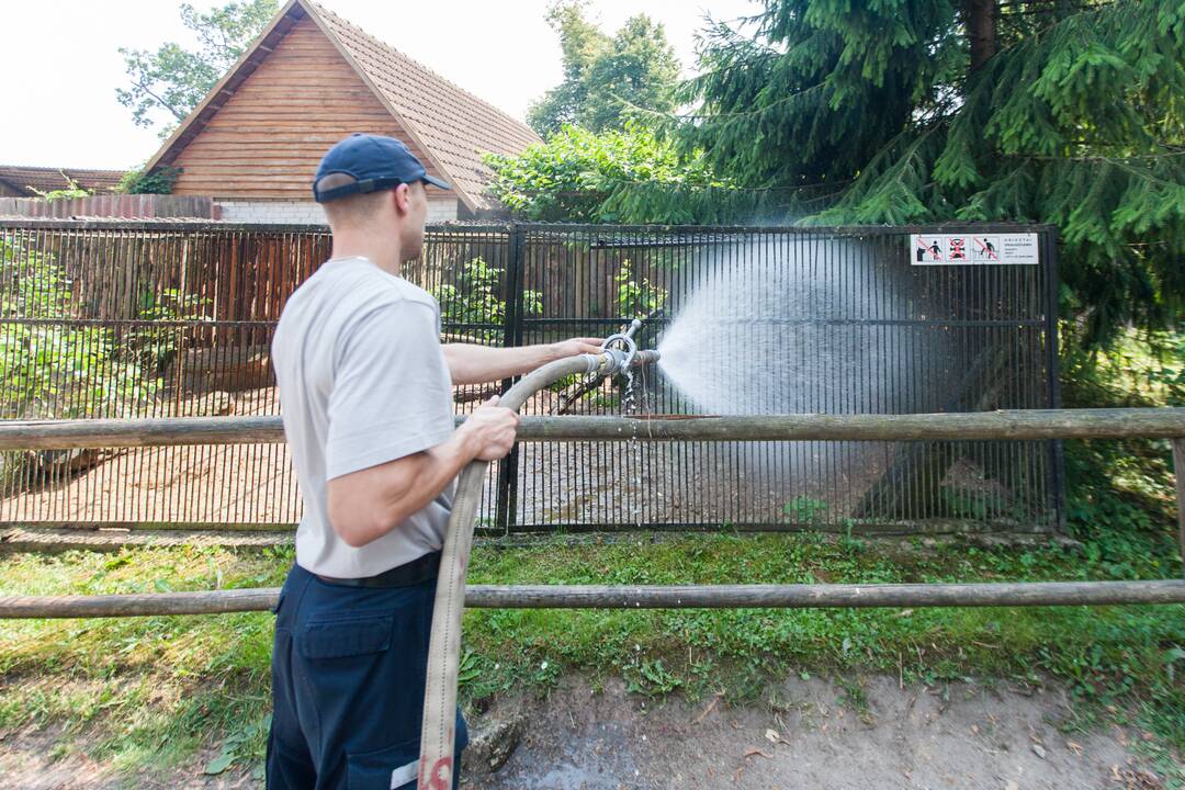 Nuo karščio gelbėja ir ugniagesiai