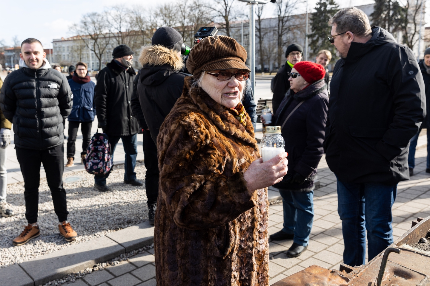 Prie rusų tanko – lankytojai su žvakėmis ir gėlėmis