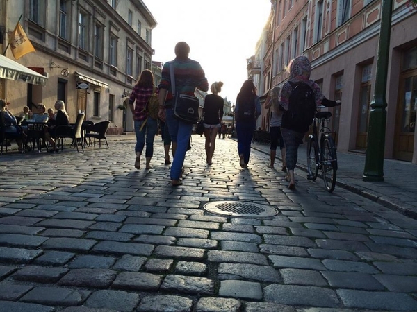 Basomis – per pievą ir senamiesčio grindinį