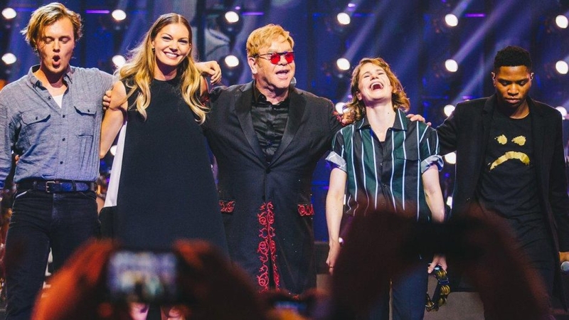 E. Johnas su draugais pradėjo jubiliejinį „Apple Music“ festivalį