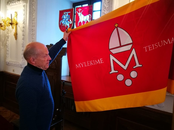 Miesto ceremonmeisteris K.Ignatavičius demonstruoja Kauno miesto vėliavos reversinę pusę. 2018 m.