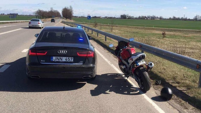 Teisių neturintis motociklininkas greitį viršijo kone dvigubai