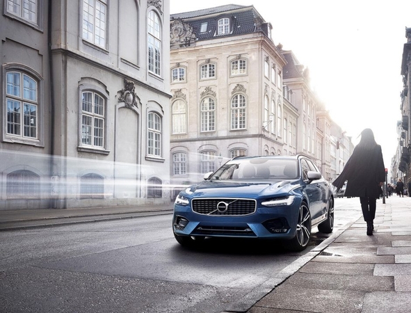 „Volvo“ pristatė sportiškuosius S90 ir V90 „R-Design“ modelius