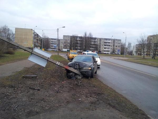 Posūkis nepavyko – BMW nudaužė stulpą