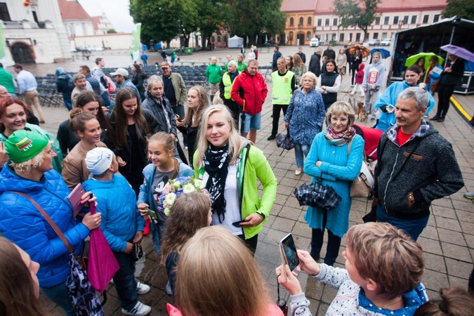 R. Meilutytę Kaune pasitiko būrelis ištikimiausių aistruolių