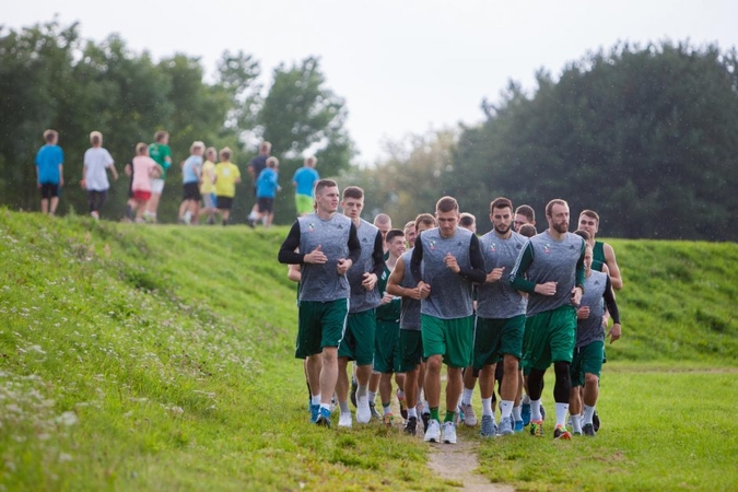 Nemuno saloje liejosi žalgiriečių prakaito upeliai