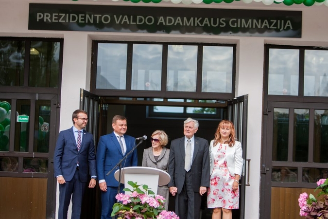 Kauno gimnazijai suteiktas prezidento V. Adamkaus vardas 