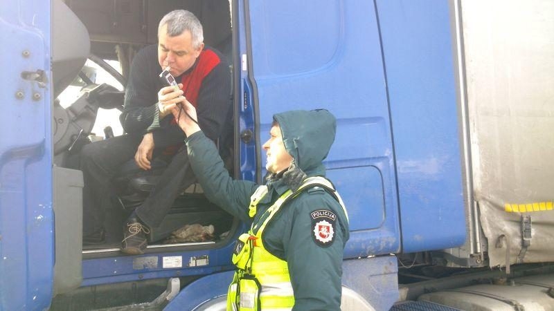 Keičiasi įpročiai – visi vilkikų vairuotojai buvo blaivūs
