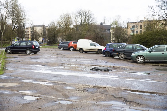 Kaune per muštynes apgadinti penki automobiliai