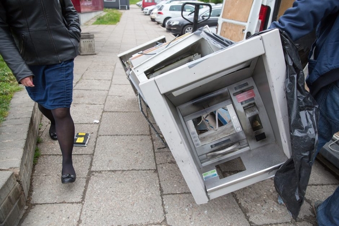 Kaune naktį susprogdinti du bankomatai