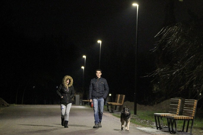 Kauniečiai džiaugiasi: pagaliau nušvito Kalniečių parkas