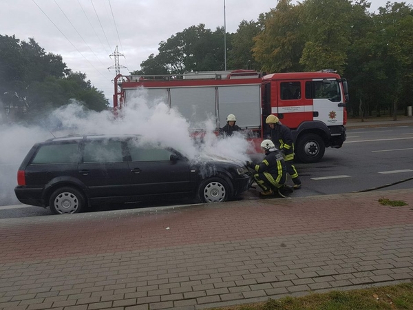 Klaipėdoje degė du automobiliai