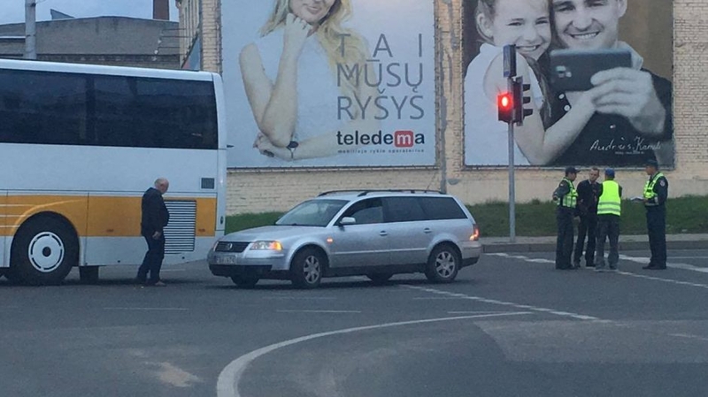 Karaliaus Mindaugo pr. lengvasis automobilis kliudė autobusą