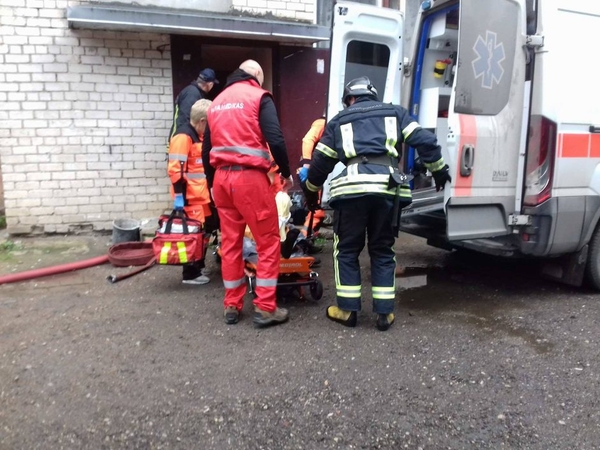 Iš degančio buto Aleksote išneštas vyras neišgyveno 