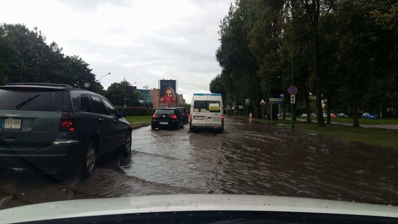 Uostamiestyje liūtis skandino automobilius