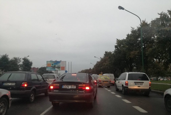 Vairuotojai vėl strigo transporto spūstyse