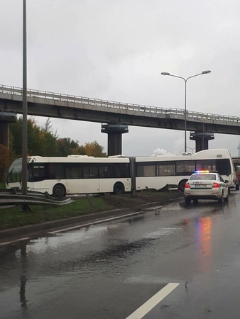 Vilniuje miesto autobusas tapo nevaldomas ir sukėlė avariją